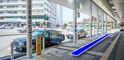 別府駅西口を出て右へお進みください。