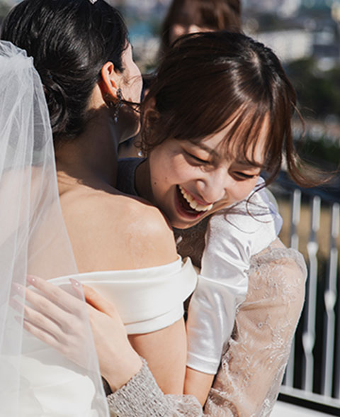 画像:抱きしめあう新婦と友人